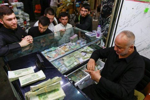 الذهب يرتفع لأعلى مستوى في 7 سنوات والصرافون في العراق يرفعون سعر الدولار!