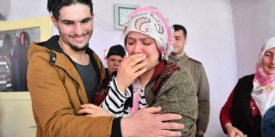 المرأة التركية تلتقي بالشاب السوري الذي أنقذ حياتها.. حفر بأصابعه حتى تمزقت يداه»ليُخرجها من تحت الأنقاض المرأة التركية تلتقي بالشاب السوري الذي أنقذ حياتها.. حفر بأصابعه حتى تمزقت يداه»ليُخرجها من تحت الأنقاض