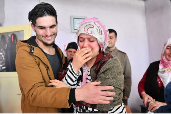 المرأة التركية تلتقي بالشاب السوري الذي أنقذ حياتها.. حفر بأصابعه حتى تمزقت يداه»ليُخرجها من تحت الأنقاض المرأة التركية تلتقي بالشاب السوري الذي أنقذ حياتها.. حفر بأصابعه حتى تمزقت يداه»ليُخرجها من تحت الأنقاض