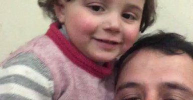 سوري يعلم ابنته أن تضحك كلما سمعت صوت قذيفة في إدلب سوري يعلم ابنته أن تضحك كلما سمعت صوت قذيفة في إدلب