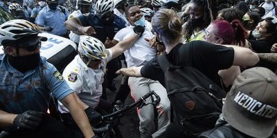 اول انتفاضة اميركية من نوعها على التمييز العنصري ونشر الحرس في واشنطن و11 ولاية وحظر التجوال في 25 مدينة اول انتفاضة اميركية من نوعها على التمييز العنصري ونشر الحرس في واشنطن و11 ولاية وحظر التجوال في 25 مدينة