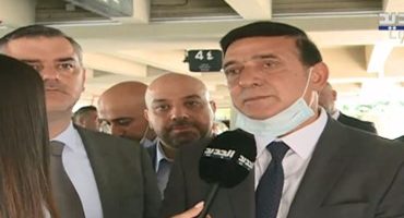 لبنان:فُتح المطار فكان الدولارُ أولَ المحلّقين لبنان:فُتح المطار فكان الدولارُ أولَ المحلّقين