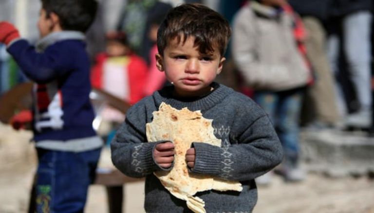 الخبز لم يعد للفقراء في 7 بلدان عربية