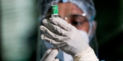 وقف للرحلات وإغلاق للحدود ومحاولة تطوير اللقاح.. هلع وخوف يضربان العالم بسبب متحور كورونا الجديد وقف للرحلات وإغلاق للحدود ومحاولة تطوير اللقاح.. هلع وخوف يضربان العالم بسبب متحور كورونا الجديد