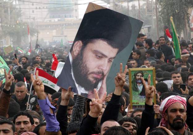 العراق: انسحاب المحتجين من أمام البرلمان استجابة لدعوة مقتدى الصدر، والسلطات تعلن رفع حظر التجوال