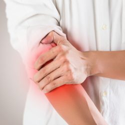 تنميل الذراعين لا يعني دائماً أزمة قلبية.. إليك الأسباب