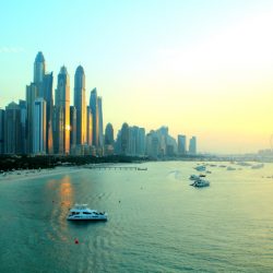 السعودية في مواجهة دبي.. منافسة تجارية خليجية تدفع شركات للخروج من الإمارة “البرّاقة” نحو الرياض