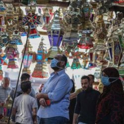 صلاة فوق السطوح... حيلة مصرية تحاصرها فتاوى المنع