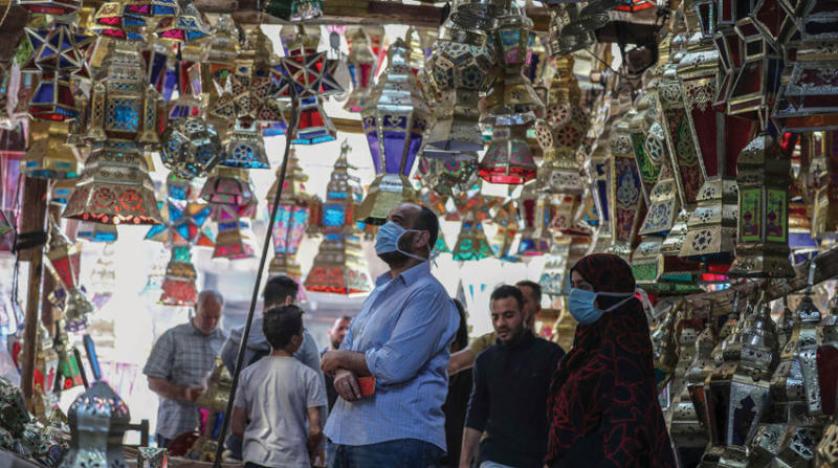 صلاة فوق السطوح... حيلة مصرية تحاصرها فتاوى المنع