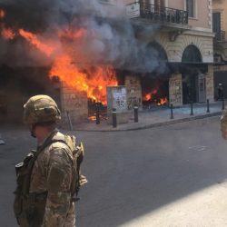 احتجاجات عنيفة تتجدد وحرق مزيد من البنوك.. في طرابلس اللبنانية مع تشييع جنازة “شهيد الثورة”