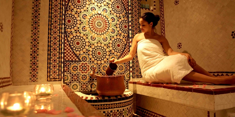 “الحمام المغربي”لا يستغنين عن طقوسه مهما كلف الأمر.. نساء يخرقن الحظر ويتحايلن على القانون من أجله