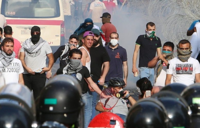 زوبعة بلا فنجان:سلاح الحزب وأزمات الحكومة يعصفان بالحراك اللبناني.. من الذي أشعل فتيل الطائفية في مظاهرات بيروت؟