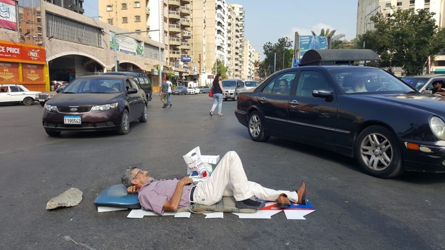 لبنان:خيّط فمه وأضرب عن الطعام منذ اشهر..