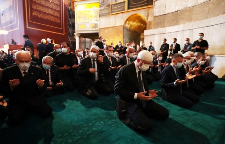آيا صوفيا: أول صلاة جمعة بعد تحويله من متحف إلى مسجد