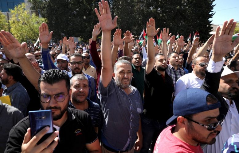 صحف اليوم 25.07.2020عقب مسيرة الحكومة تواجه المعلمين في الاردن ومشاكل الديمقراطية الاجتماعية في تونس؟وكيف يتلاعب السيسي بحلفائه الخليجيين؟وآيا صوفيا: اليونان تتهم تركيا "بإثارة القلاقل والاستهانة بالحضارة" وأنقرة ترد: "أظهرت عداءها للإسلام مجددا"