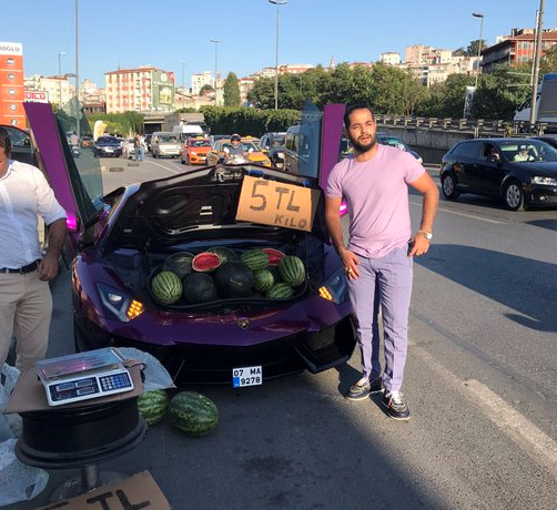بسيارة لامبورجيني فارهة.. فيديو لمليونير يبيع البطيخ بشوارع إسطنبول