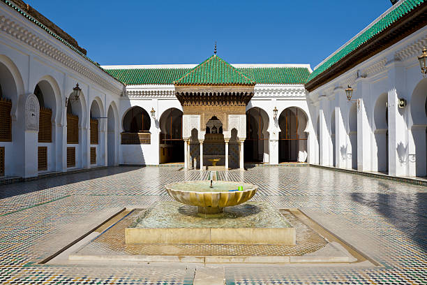 فاطمة الفهرية “أم البنين” وطلاب العلم:وهبت مالها لبناء مسجد ووسّعته ليصبح أقدم جامعة في العالم..