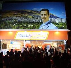 سوريا في صورتين: أقفاصٌ لخبزِ الفقراء وطابورٌ لشراء “الآيفون”