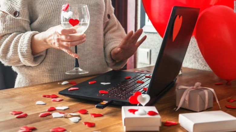 كيف تقول "أحبك" في عيد الحب وسط تفشي كورونا؟