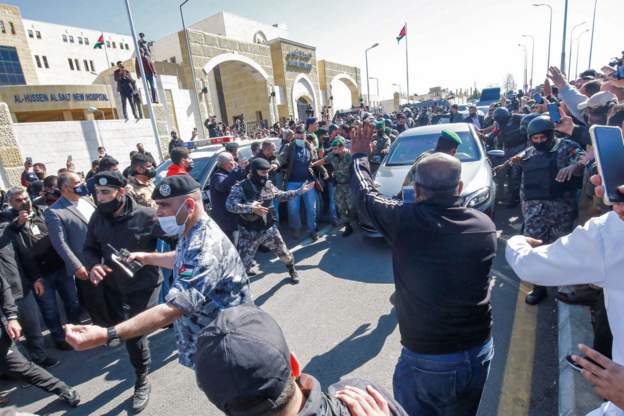 صحف الاحد:محاكمة حادث انقطاع الأكسجين لمستشفى بالأردن، وارتفاع حصيلة وفيات انهيار مبنى في القاهرة ووسائل الإعلام تفتقد ترامب بشدة - فاينانشال تايمز