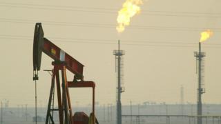 السعودية والإمارات: هل يعد الخلاف بينهما حول النفط تنافسا اقتصاديا أم صراعا سياسيا؟ - 