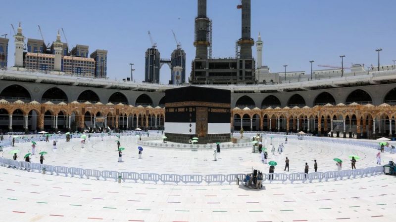 صحف:الحج: وسط إجراءات صارمة يبدأ الحجاج طواف القدوم والسعي وروبوتات تساهم في خدمة الحجاج