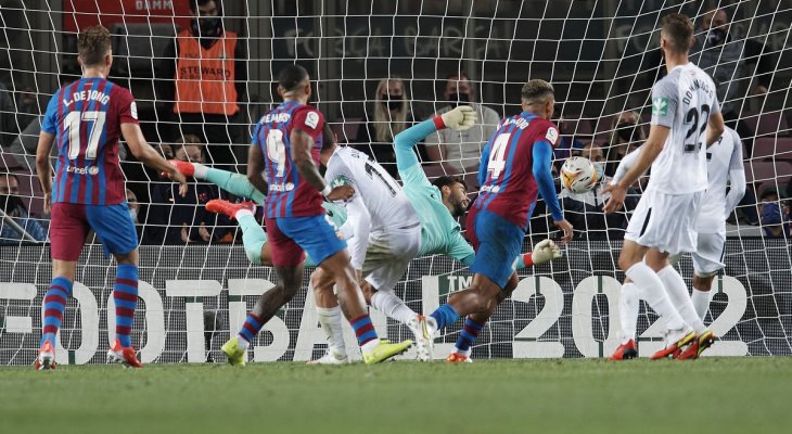 برشلونة ينجو من الهزيمة امام غرناطة، نابولي يتصدر الدوري الايطالي وراينز يهزم بيغ إي ولاشلي وهاردي يتغلب على شايموس