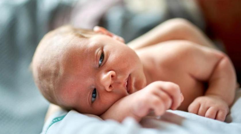 استجابة دماغ الرضع للوجوه تشبه البالغين والنوم أكثر من 6 ساعات ونصف يومياً يسبب تدهوراً عقلياً