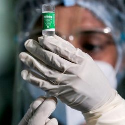 وقف للرحلات وإغلاق للحدود ومحاولة تطوير اللقاح.. هلع وخوف يضربان العالم بسبب متحور كورونا الجديد