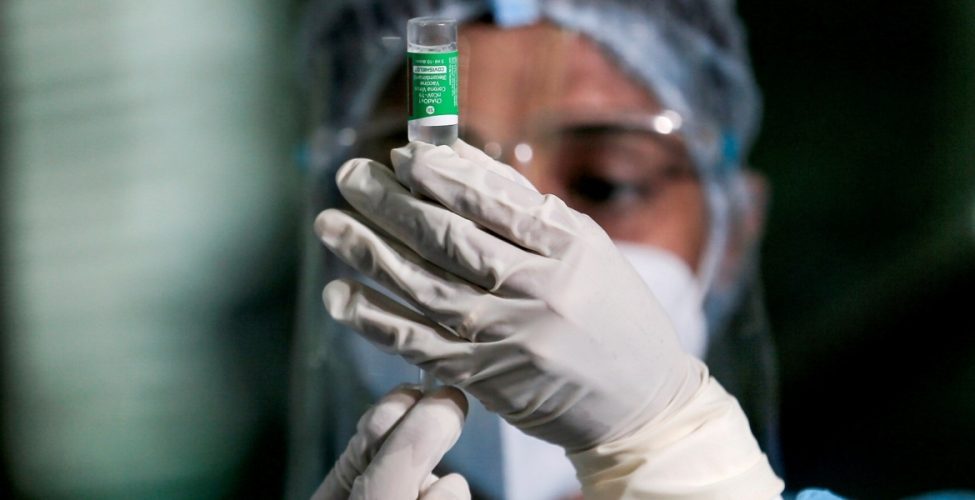 وقف للرحلات وإغلاق للحدود ومحاولة تطوير اللقاح.. هلع وخوف يضربان العالم بسبب متحور كورونا الجديد