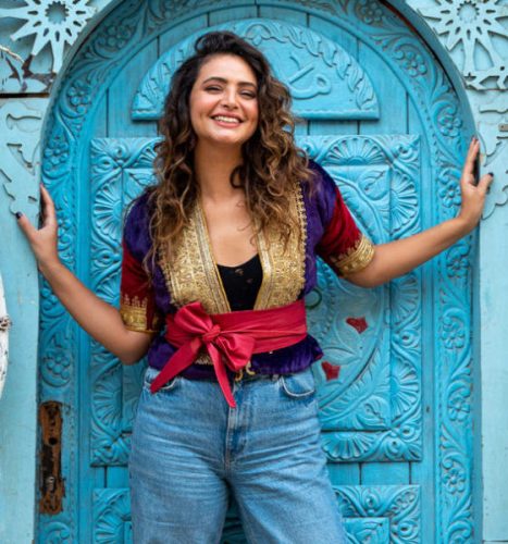 الممثلة والمنتجة التونسية أميرة الدرويش في المدينة القديمة بجدة ضمن فعاليات الدورة الأولى لمهرجان البحر الأحمر السينمائي
