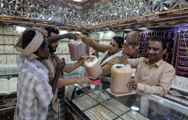 ذهب اليمن السائل مُهدَّد بالنضوب.. هل تقضي الحرب على أجود أنواع العسل في العالم؟
