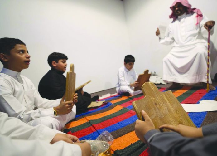 «ليالي رمضان» يعيد الحارة المكية للواجهة و«الفول» يتسيد مائدتي الإفطار والسحور ومتطوعون يطهون للصائمين «البازين» التقليدي الليبي