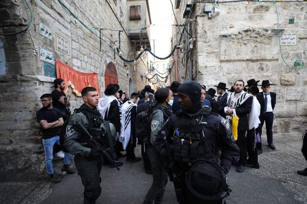 التوتر بين الفلسطينيين والإسرائيليين يخيم على القدس، وتعليق رحلات جوية في العراق بسبب عاصفة رملية