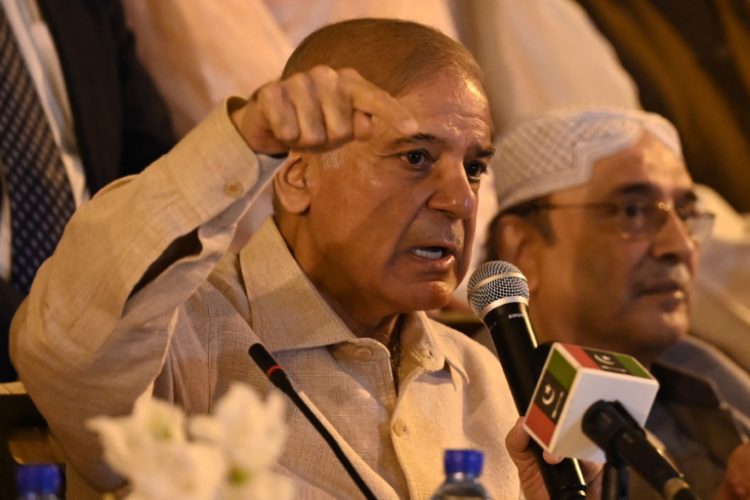 زيادة أسعار الوقود في مناطق سيطرة الحوثيين في اليمن، وروسيا تعلن تدمير منصات صواريخ إس-300 في أوكرانيا