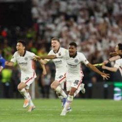اينتراخت فرانكفورت بطل الدوري الاوروبي،الخطأ ممنوع على إيفرتون وبيرنلي في مواجهة بالاس وآستون فيلا