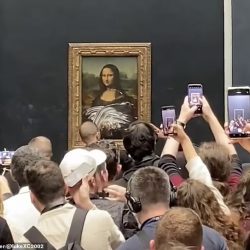 الموناليزا تتعرض للهجوم بفطيرة من قبل رجل متنكر بمتحف اللوفر