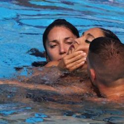 إنقاذ سباحة أميركية بعد إغماءها في الماء أثناء منافسات بطولة العالم