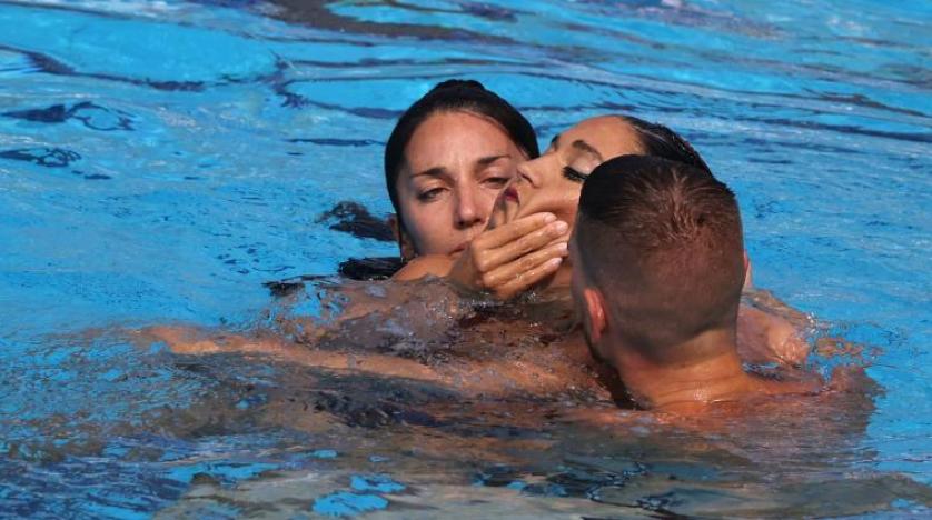 إنقاذ سباحة أميركية بعد إغماءها في الماء أثناء منافسات بطولة العالم