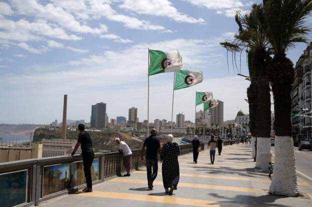 هزة أرضية قوية تضرب وهران والبحرين تستضيف مباحثات بين مسؤولين عرب وإسرائيليين