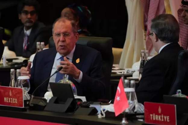 مجموعة العشرين: لافروف ينسحب وتدهور صحة المعارض المصري أبو الفتوح، وتحقيقا اغتيال شينزوت آبي