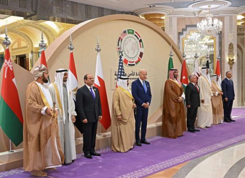 لماذا افتتحت السعوديّة قمّتها بآية “إنّا خلقناكم من ذكر وأنثى” وهل حسم محمد بن سلمان بغياب الملك سلمان أمْره