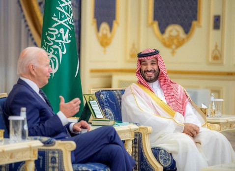 "النفط يتفوق على حقوق الإنسان مع اضطرار بايدن لتقديم تنازلات في الشرق الأوسط"وكاميرون: "أكثر فعالية"و "مصلحة بوتين"