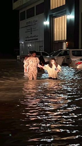 إسرائيل تتهم حماس باستخدام سكان غزة "دروعا بشرية"، والسيول تجتاح عدة مدن في الإمارات ونقل المتضررين إلى مواقع إيواء