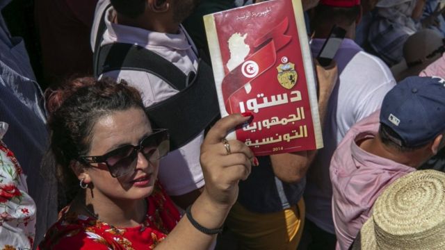 استفتاء تونس الضعيف على الدستور والبابا في كندا وانخفاض كبير في أسعار النفط لليوم الرابع على التوالي