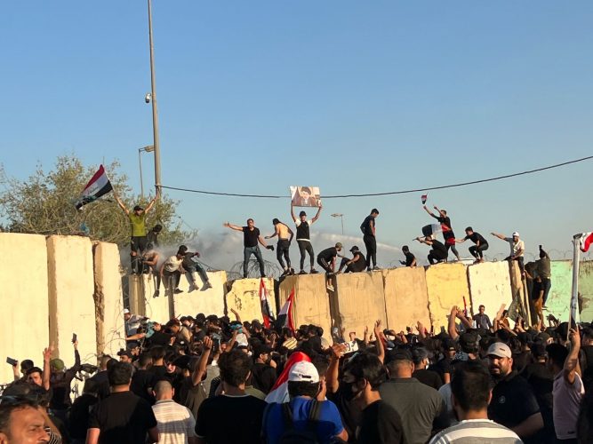 الصدريون يقتحمون القصر الجمهوري ببغداد، ومجلس الوزراء العراقي يعلق جلساته والمستجدات في العالم
