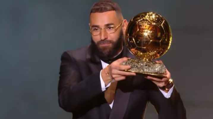 كريم بنزيمة يتوَّج بالكرة الذهبية كأول فرنسي يحصدها منذ ربع قرن وبعده ماني وكيفين دي بروين ثالثا.. وميسي:المنتخبان الأقرب للفوز بكأس العالم..