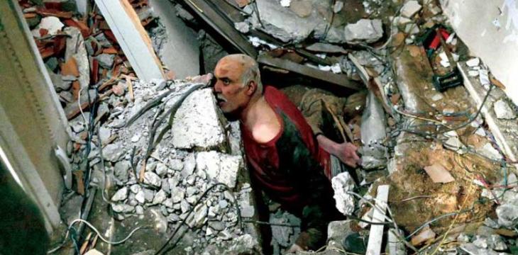 23/2/8:الناجون يودعون أحباءهم..وأنين تحت الأنقاض وأفراد الإنقاذ يحفرون بأيديهم وأعداد الضحايا تتزايد