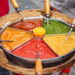 كعك العيد السوري لمن استطاع إليه سبيلاًوهدية “حق الملح” والطرب الأندلسي..خلال أول أيام عيد الفطر ومثلها الشرموله التونسيه و“المعجون العثماني” أشهر حلويات الشارع بتركيا