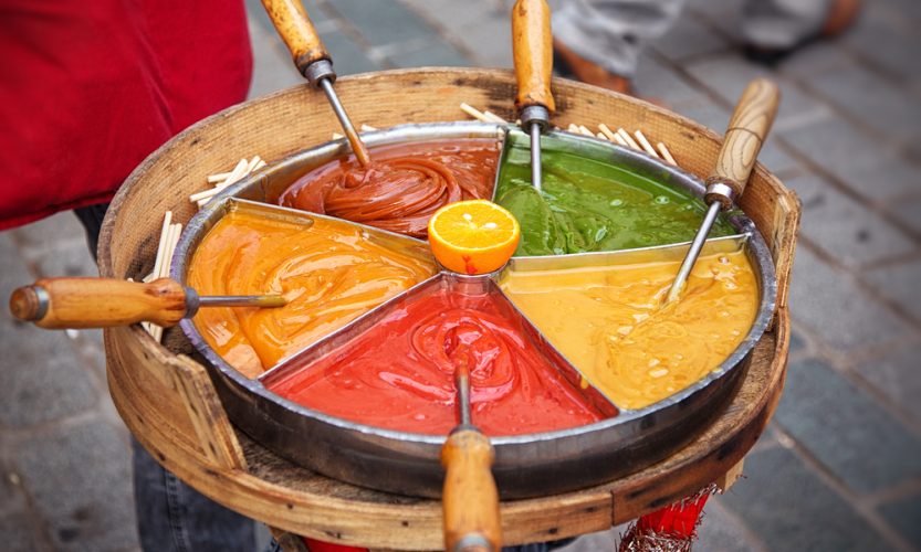 كعك العيد السوري لمن استطاع إليه سبيلاًوهدية “حق الملح” والطرب الأندلسي..خلال أول أيام عيد الفطر ومثلها الشرموله التونسيه و“المعجون العثماني” أشهر حلويات الشارع بتركيا